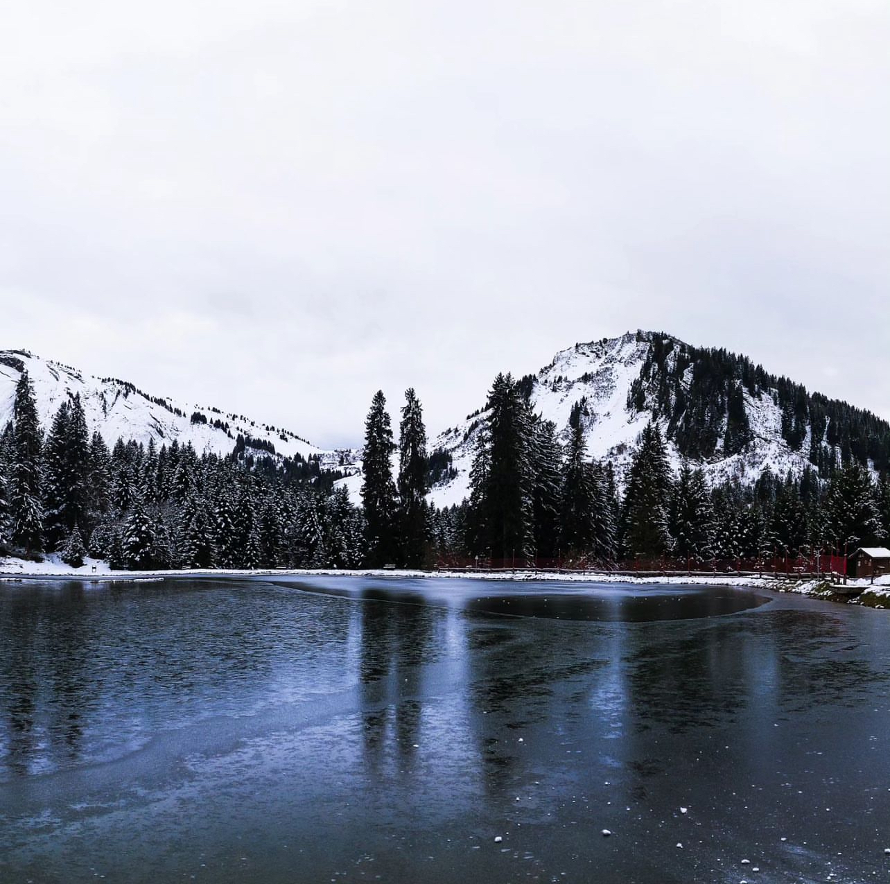 eaux floues avec les collines