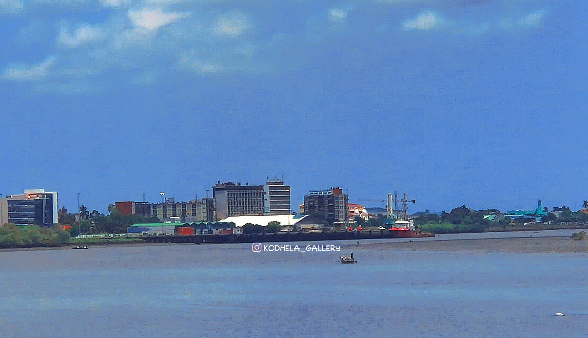 "Urban horizon in harmony with the river - a pause